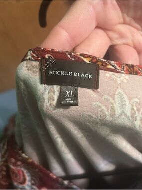 Buckle Black womens XL long top in Burgundy and Light Gray